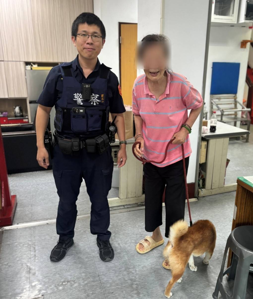 員警積極協助，順利尋獲婦人愛犬。（圖／記者 戴昱弘翻攝）