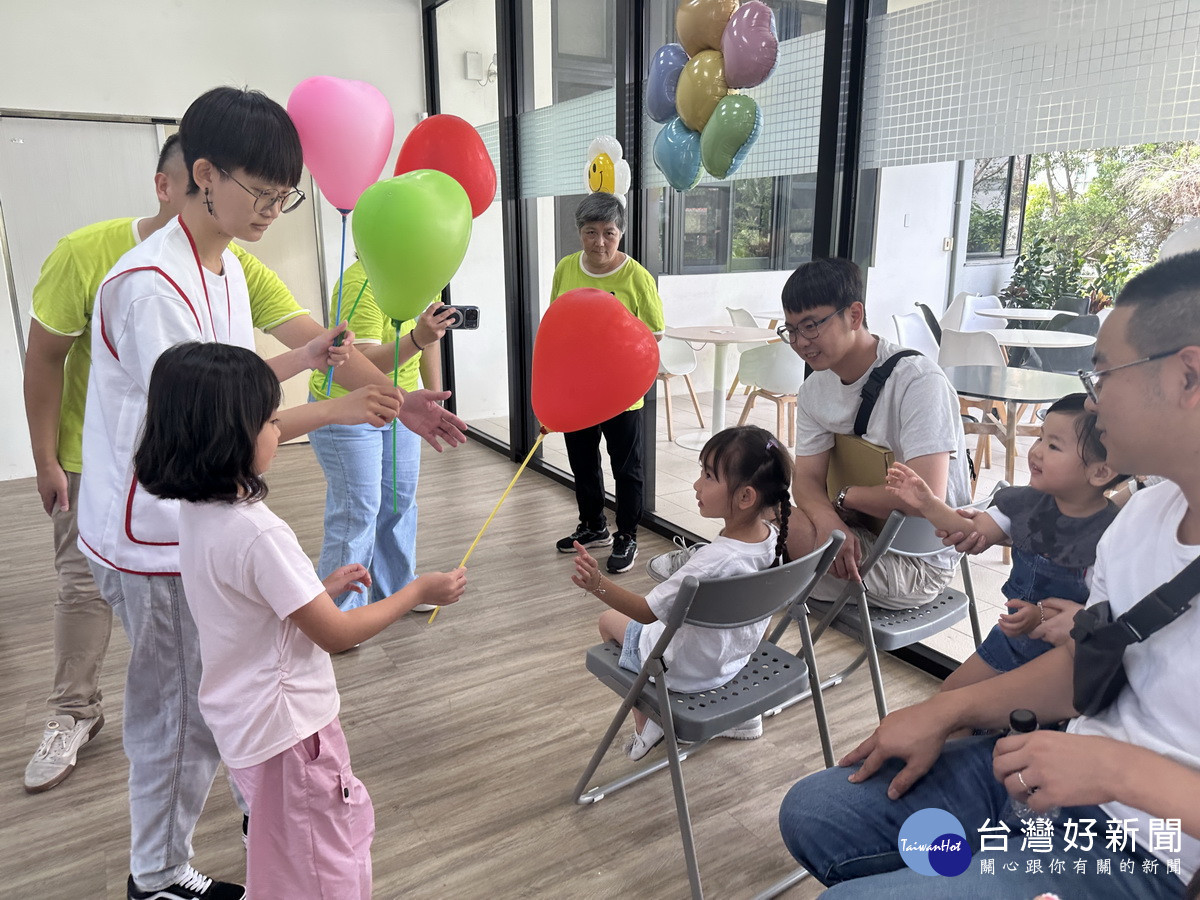 家扶小朋友贈來賓幸福汽球祝福大家健康平安。（記者扶小萍攝）