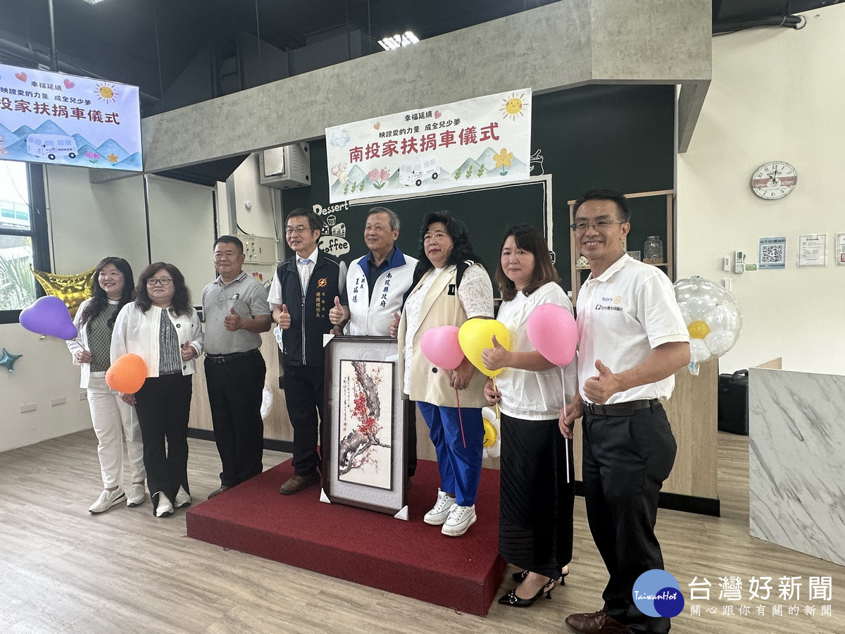 傅國樑校長贈陳家藝術家畫作感謝捐贈。（記者扶小萍攝）