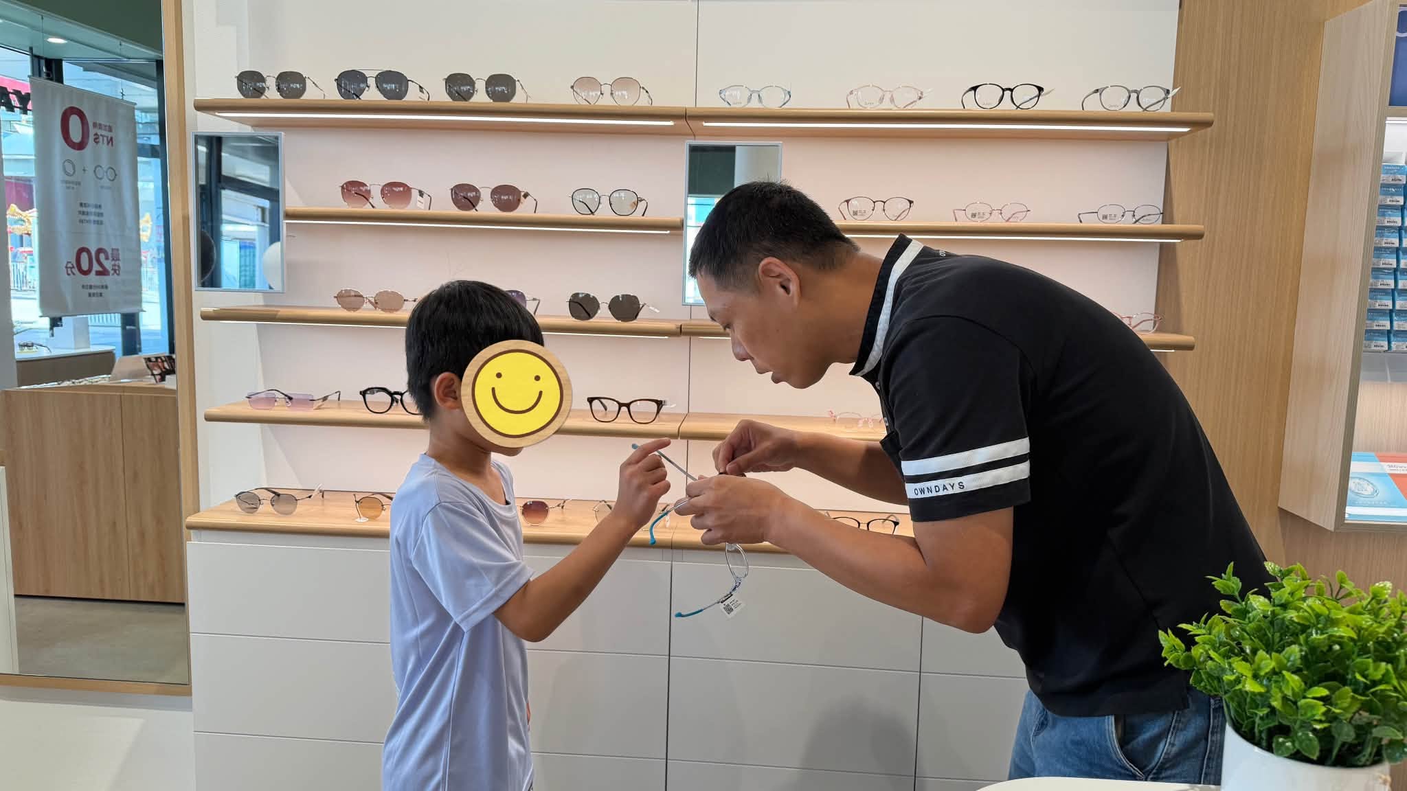 父親節傳遞暖心父愛 OWNDAYS副總經理呂國郎送愛鎮瀾兒童家園 顏莉敏副議長到場陪伴孩子配鏡
