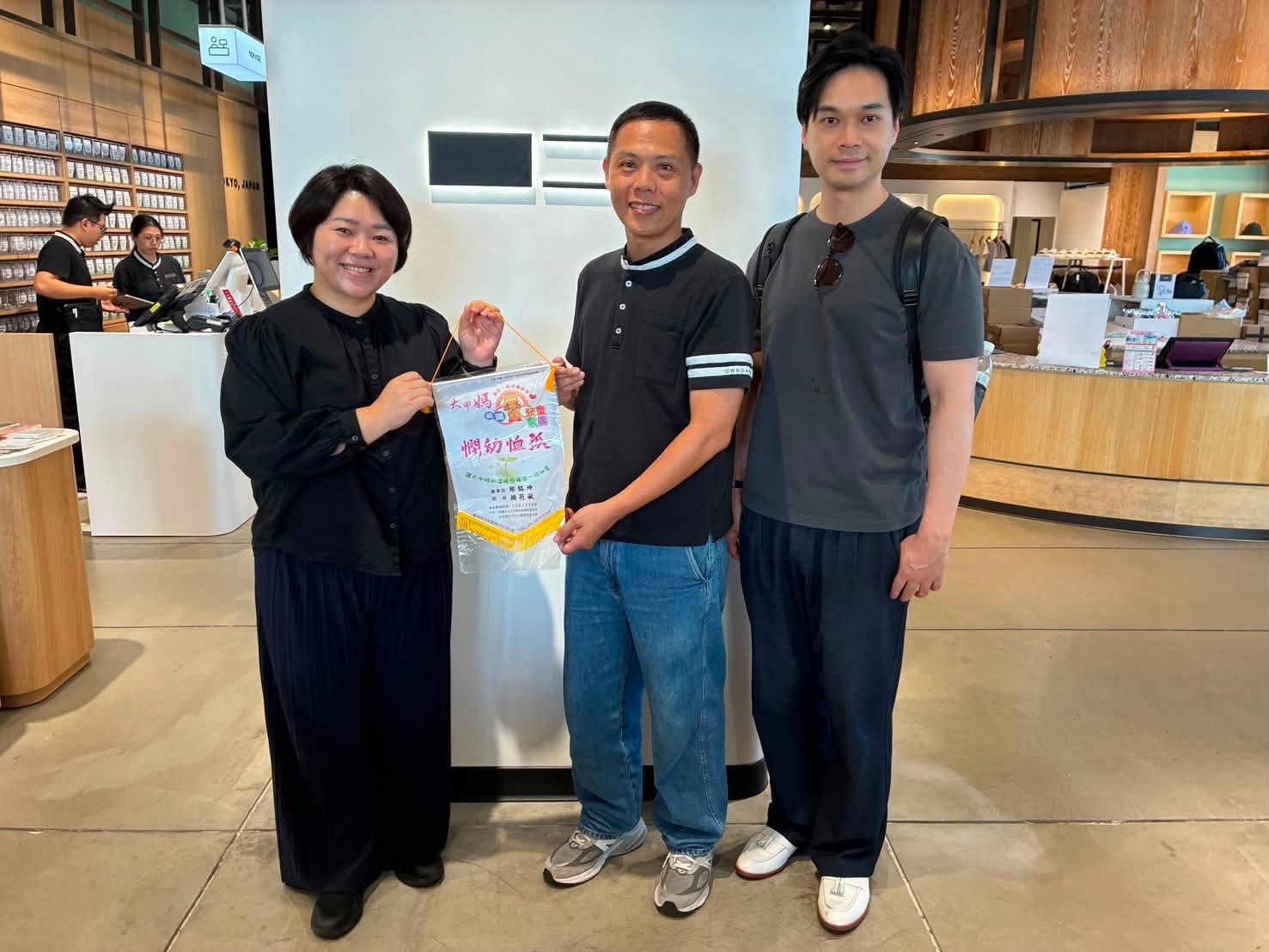 父親節傳遞暖心父愛 OWNDAYS副總經理呂國郎送愛鎮瀾兒童家園 顏莉敏副議長到場陪伴孩子配鏡