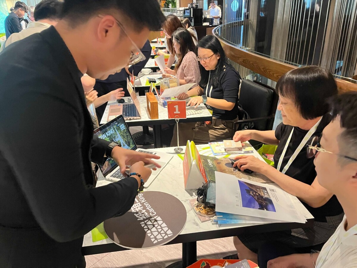 ▲台中觀光業者與新加坡業者洽談。(圖/記者顏淑娟翻攝)