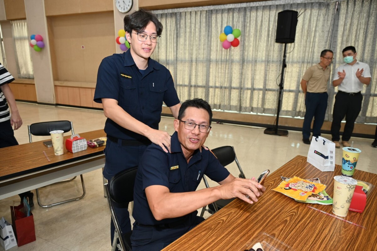 SQ08086 7父子都是警察！父親節同框