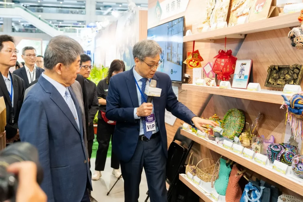 農業部陳駿季部長在現場親自為行政院政務委員陳時中導覽「臺灣農業樂活館」特色展區