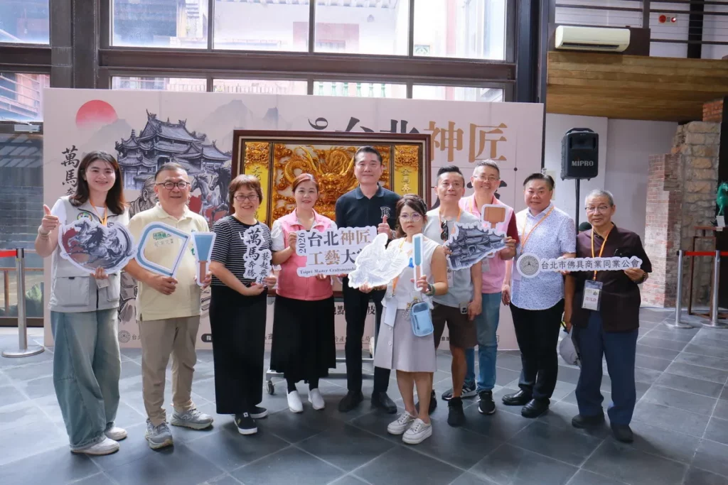 台北市佛具商業同業公會在充滿歷史氛圍的剝皮寮歷史街區舉辦「2026台北神匠工藝大賞-萬馬奔騰」