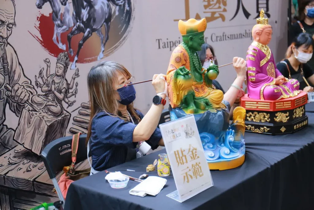 佛具匠師現場以專業手法進行佛藝作品細節描繪