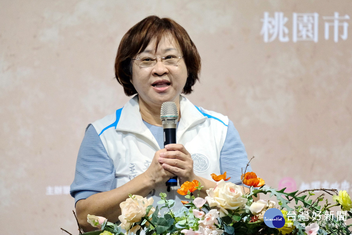 桃園市政府文化局主任秘書張至敏於「2026桃園水韻會員聯展」開幕式中致詞。<br /><br />