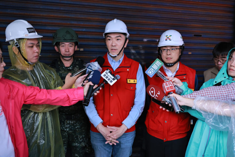 基隆大潮遇白海豚外環淹水 謝國樑勘災宣布建立「滿潮警報」預警機制 210 基隆大潮遇白海豚外環淹水 謝國樑勘災宣布建立「滿潮警報」預警機制 209