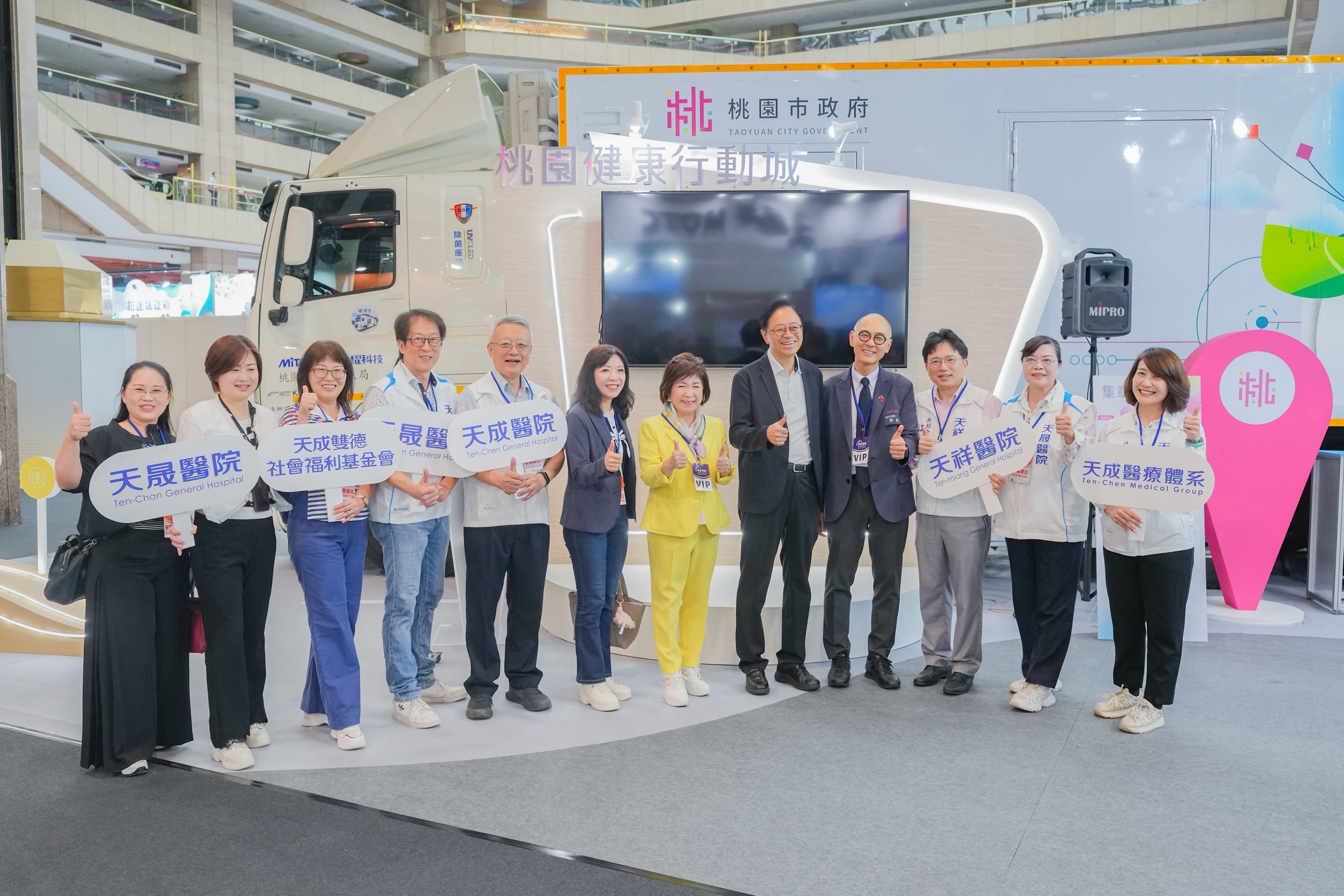 【有片】中壢水泥車沒拉手煞車滑出工地 公車遭撞「熊貓差1秒被夾扁」 36fbbe98 0b12 4ecd 9b28 90a62b0c1628