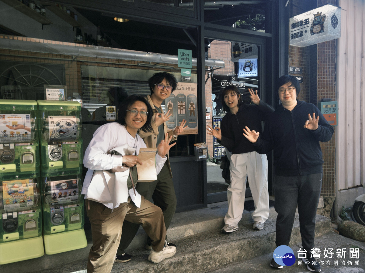 龜山圈圈小隊成員(左1：張浩鉅、左2泊堂老闆吳梁帆、右2為龜山青年陳鈺臻、右1為龜啤王老闆李牧樺)