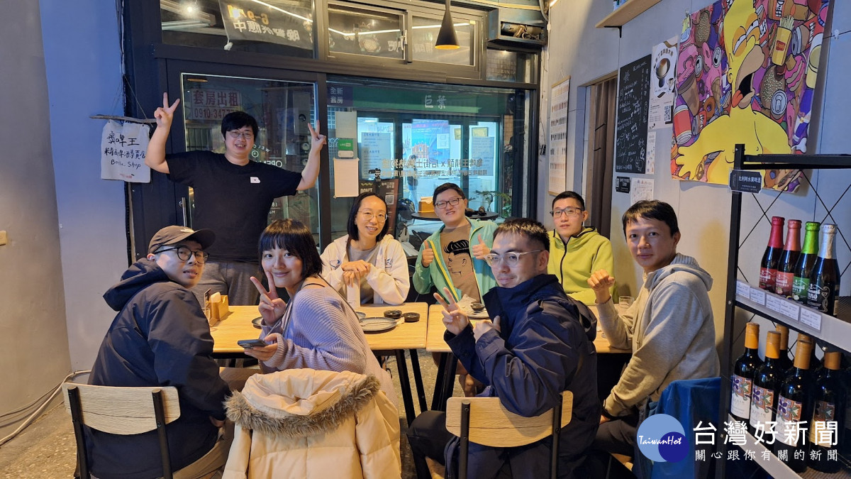 在地店家龜啤王辦理多場次語言交換交流小聚活動，吸引青年到訪龜山。<br /><br /> <br /><br /> 