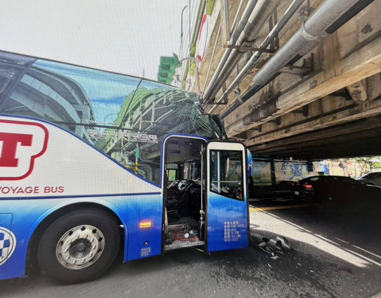 ▲遊覽巴士未看限高！猛撞成功橋「車頭爆開」　交通一度大打結（圖／記者王俊勝 翻攝）
