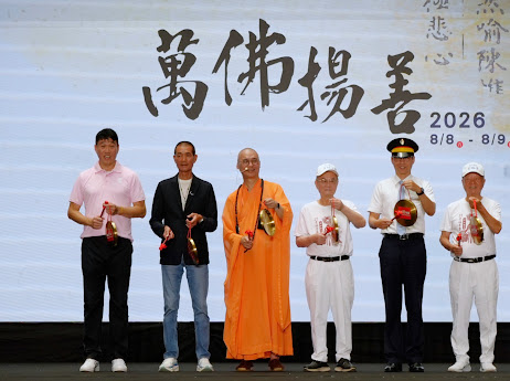 桃園景福宮李詩明總幹事(右一)、台北車站何彬豪站長(右二)、桃園景福宮蘇家明副主委(右三)、法藏大和尚、蔡咏鍀董事長、國體大桑茂森教練(左一)揭開 2026 第四屆萬佛揚善活動序幕。圖/宗聯會