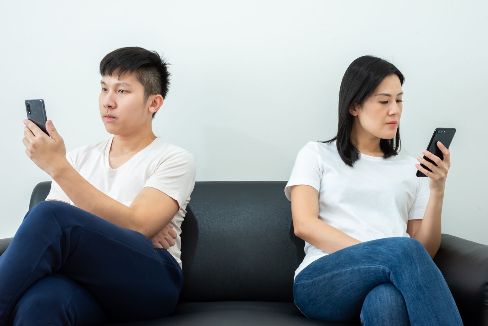 當妳開始過度猜疑另一半時,兩個人之間就有了距離。圖/123RF圖庫