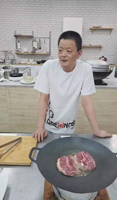 「肥大叔」何裕輝猝逝,品牌與電商後續仍在討論中。(圖/翻攝肥大叔臉書)