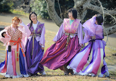 位於近鐵飛鳥站前的「飛鳥觀光協會」,提供古代服飾租借服務。 位於近鐵飛鳥站前的「飛鳥觀光協會」,提供古代服飾租借服務。