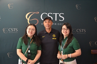 CSTS 團隊與車路士球會傳奇名宿羅伯托.迪馬提奧(Roberto Di Matteo)(中)合影。 CSTS 團隊與車路士球會傳奇名宿羅伯托.迪馬提奧(Roberto Di Matteo)(中)合影。
