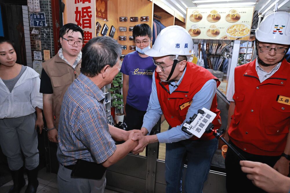 再赴愛四路視察水情 謝國樑允諾盡力降低店家損失與衝擊 212 照片來源:基隆市政府