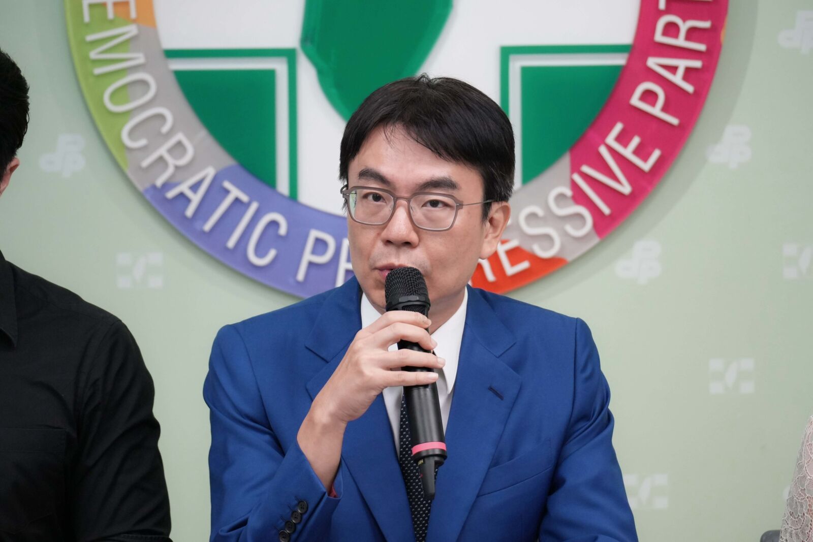 慈濟遭詐餘波盪漾 民進黨籲藍白為「擋疫苗」指控道歉 216 慈濟遭詐餘波盪漾 民進黨籲藍白為「擋疫苗」指控道歉 215