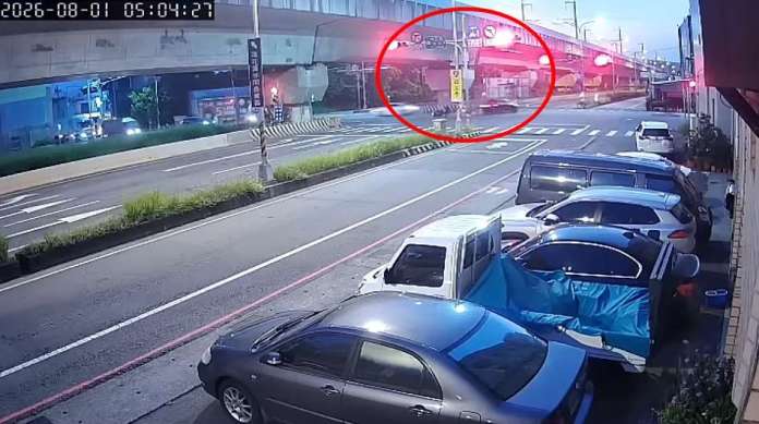 【有片】太危險!男泥醉騎車搖晃險撞人 正義騎士徒手拽車阻止 1786341734533 0