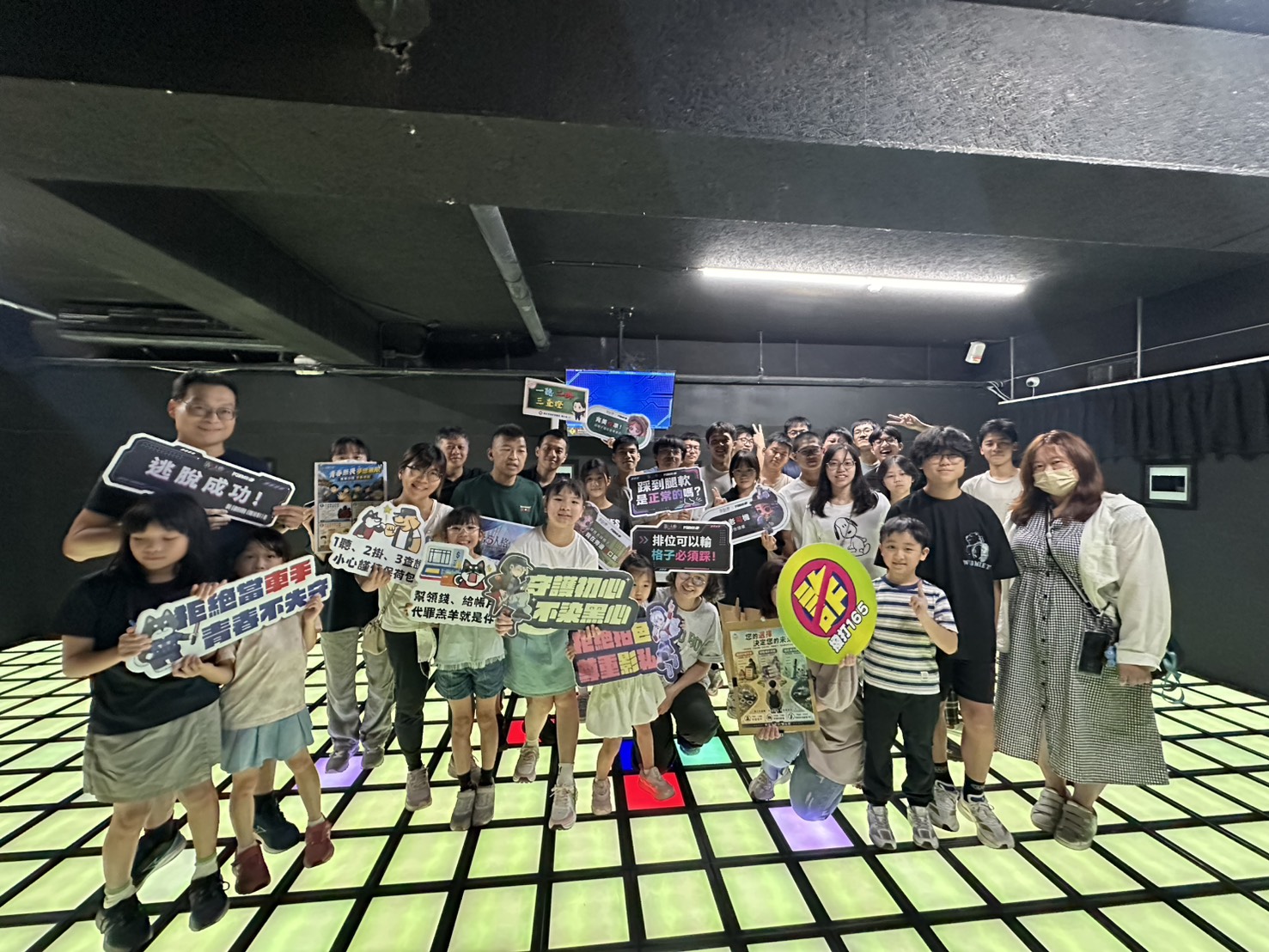 萬華分局日前偕同北市少年警察隊於暑假期間攜手親子運動場館「閃動格子」共同舉辦犯罪預防宣導活動。（圖／記者 趙靜姸翻攝）