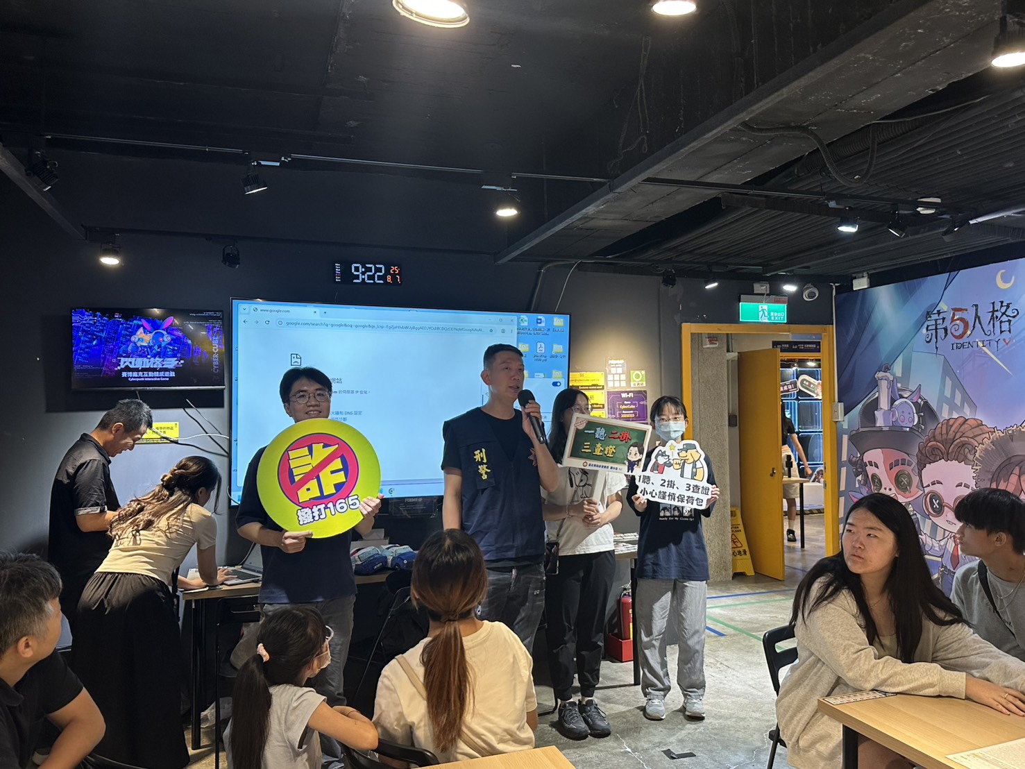 警方亦運用時下廣受歡迎的 Kahoot! 即時互動問答平臺，設計識詐、防毒及少年犯罪預防等題目，利用手機即時作答，在競賽中驗證學習成果。（圖／記者 趙靜姸翻攝）