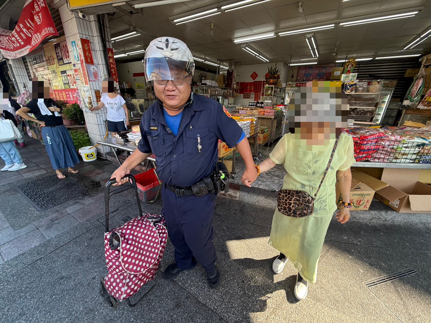 員警立即將陳婦安置於派出所休息。(圖/記者李健興 翻攝)
