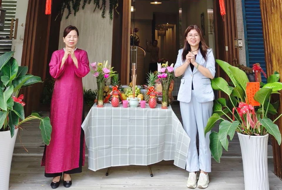 姊妹情深！台灣民眾黨前立委麥玉珍力挺認識多年的越南新住民陳雪梅。(記者翻攝)