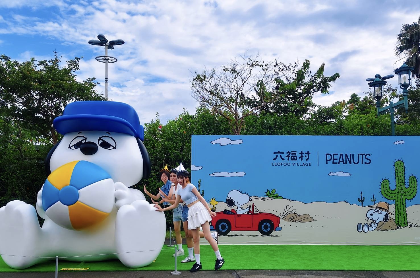六福村攜手PEANUTS打造SNOOPY主題造景,吸引遊客拍照打卡,為暑期增添濃厚歡樂氛圍。(圖/記者張家燁翻攝)