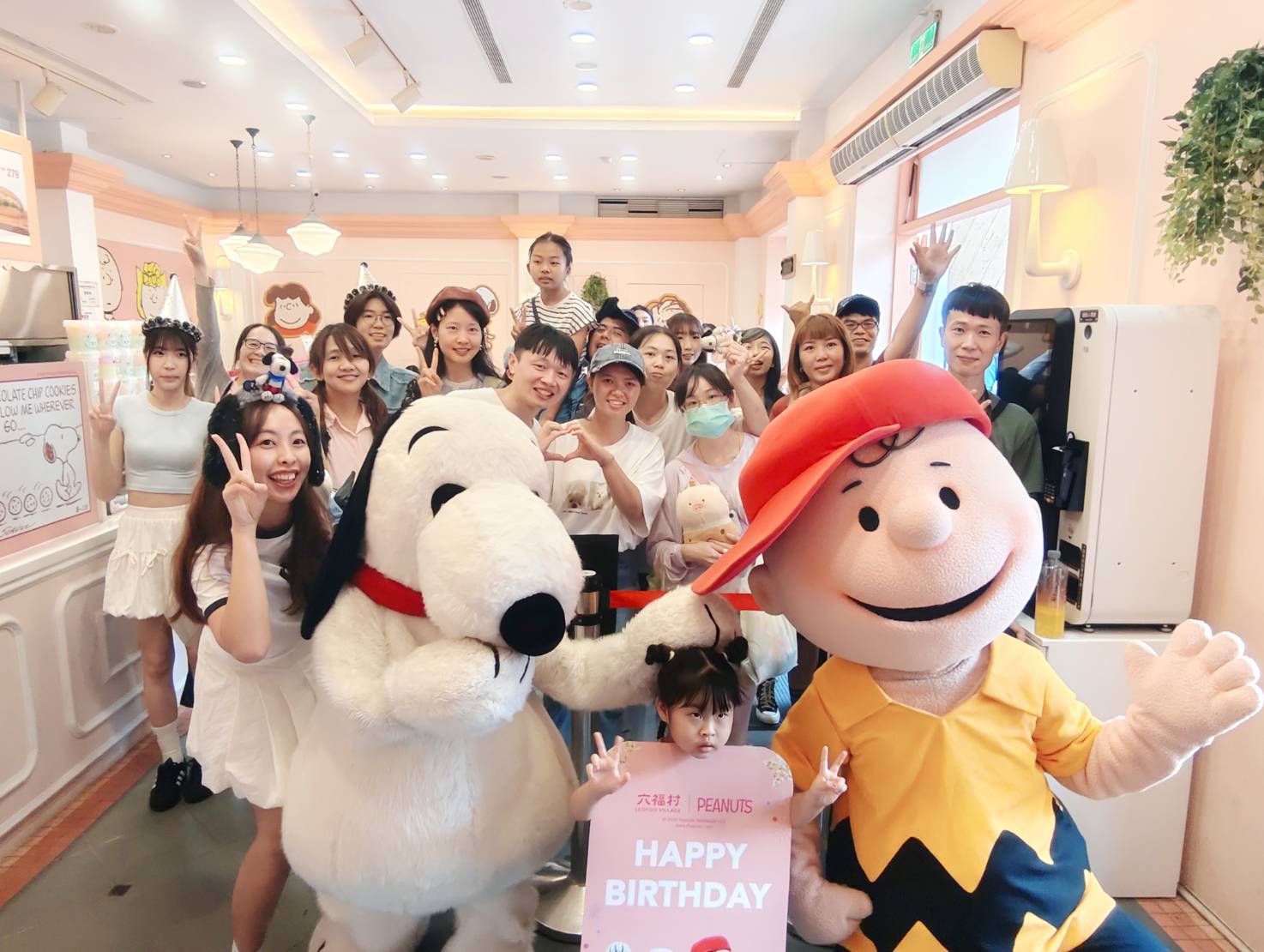 SNOOPY與查理布朗現身六福村與大小朋友近距離互動、合影,現場洋溢歡樂生日氣氛。(圖/記者張家燁翻攝)
