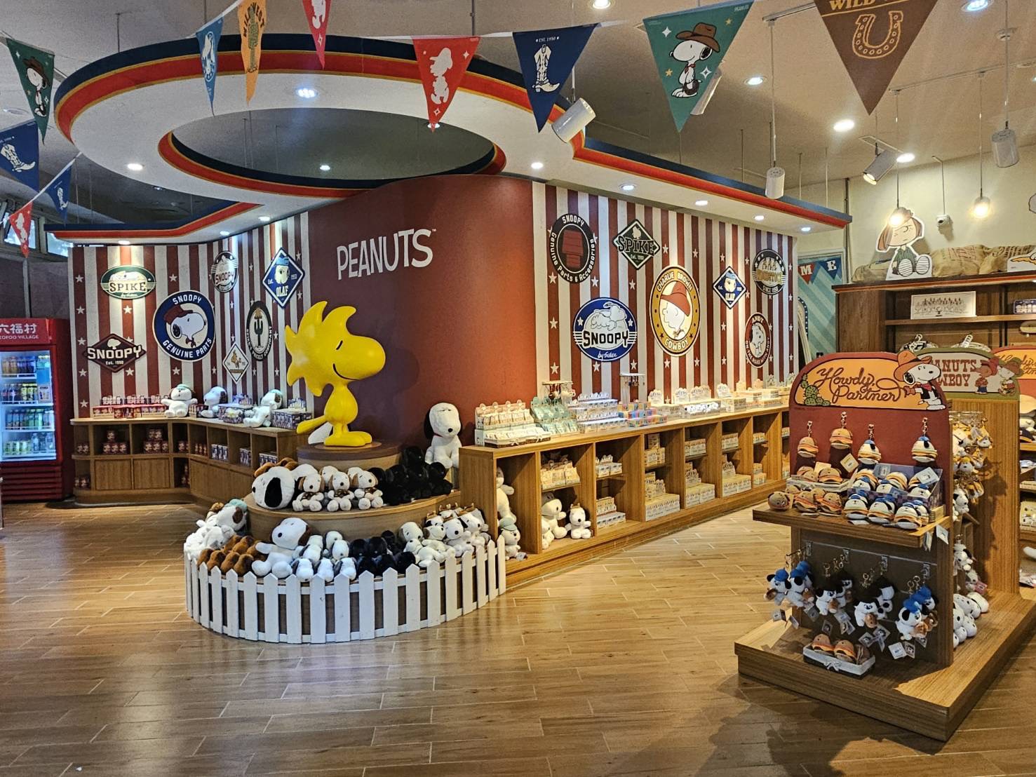 六福村SNOOPY主題商店集結多款PEANUTS角色周邊商品,讓粉絲在遊園之餘也能選購收藏。(圖/記者張家燁翻攝)