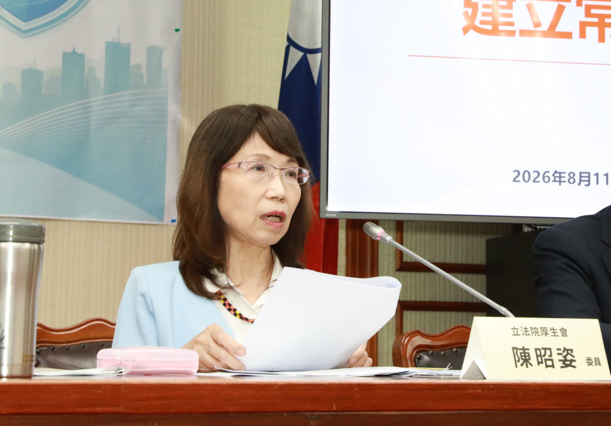 立法委員陳昭姿表示，若輕症與高風險但尚未惡化的病人都直接湧向醫院，恐影響急重症照護。