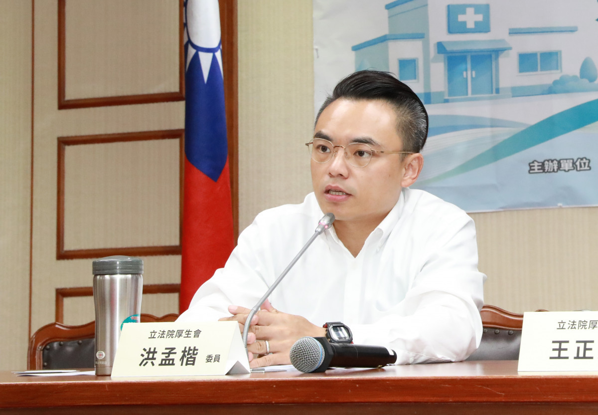 立法委員洪孟楷表示，新冠已進入與病毒共存階段，立法院對於疫苗、救命藥物與健保相關預算，不分黨派都支持。
