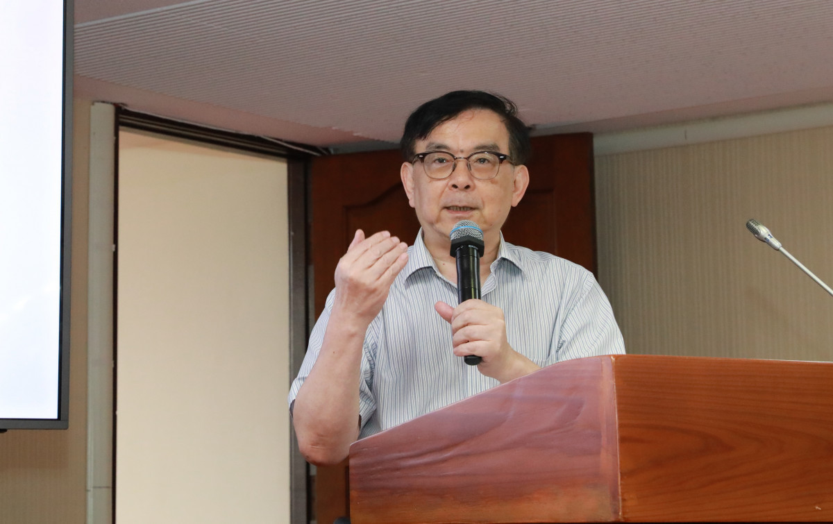 國立臺灣大學醫學院特聘教授黃立民健億，政府應鼓勵基層於疫情升溫時提高篩檢意識，強化疫苗接種策略與多病毒快篩工具。