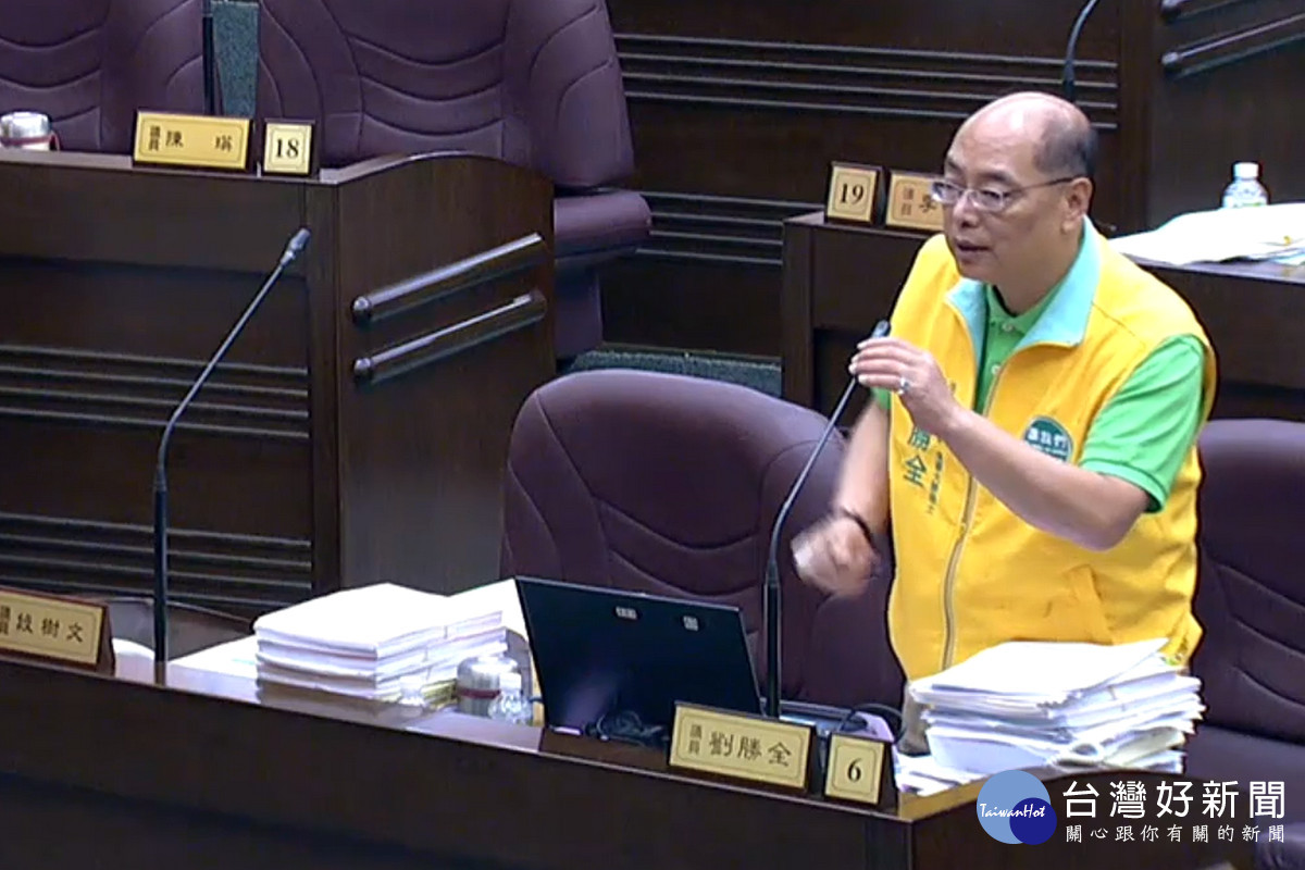 關心社福政策，桃園市議員劉勝全於議事堂上進行質詢。<br /><br /> <br /><br /> 