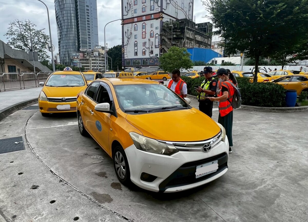 ▲交通局辦理計程車稽查，呼籲計程車應依計費表收費，維護公平安全乘車環境。(圖/記者顏淑娟翻攝)
