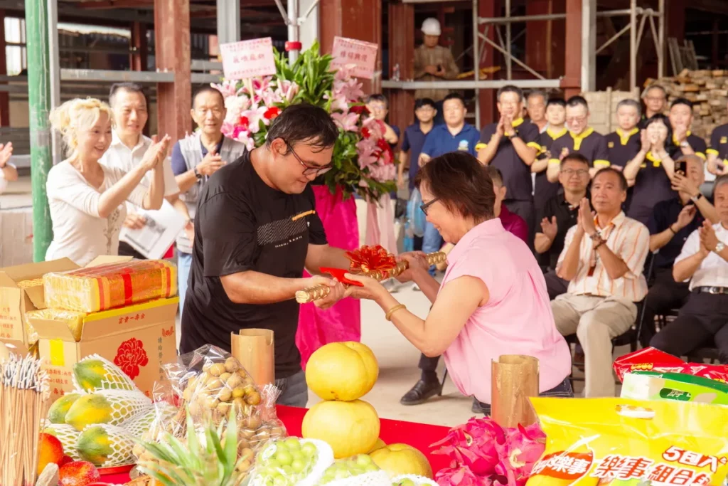 德麥食品廠辦新建工程上樑祈福典禮-工地主任出列受禮。圖片來源:德麥食品