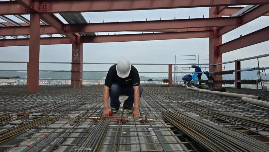 德麥食品廠辦新建工程上樑祈福典禮-工地主任安放祈福梁筋。圖片來源:德麥食品