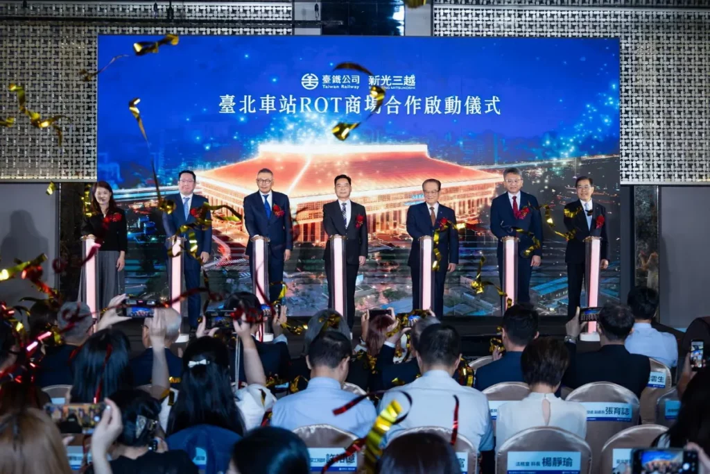 臺鐵公司今(11)日與新光三越公司正式舉辦合作啟動儀式,共同宣布「臺北車站大樓G+2、G+1、U-1層增建、改建、修建及營運移轉案」整建正式開跑。
