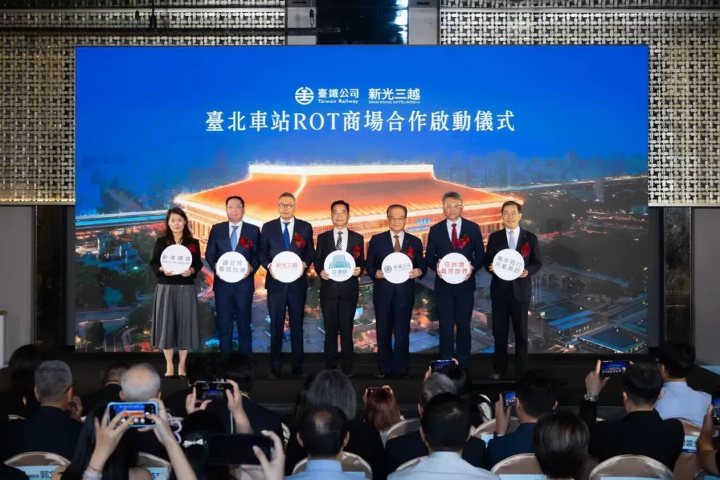 臺鐵公司今(11)日與新光三越公司正式舉辦合作啟動儀式,共同宣布「臺北車站大樓G+2、G+1、U-1層增建、改建、修建及營運移轉案」整建正式開跑。