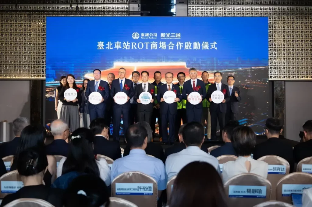 臺鐵公司今(11)日與新光三越公司正式舉辦合作啟動儀式,共同宣布「臺北車站大樓G+2、G+1、U-1層增建、改建、修建及營運移轉案」整建正式開跑。