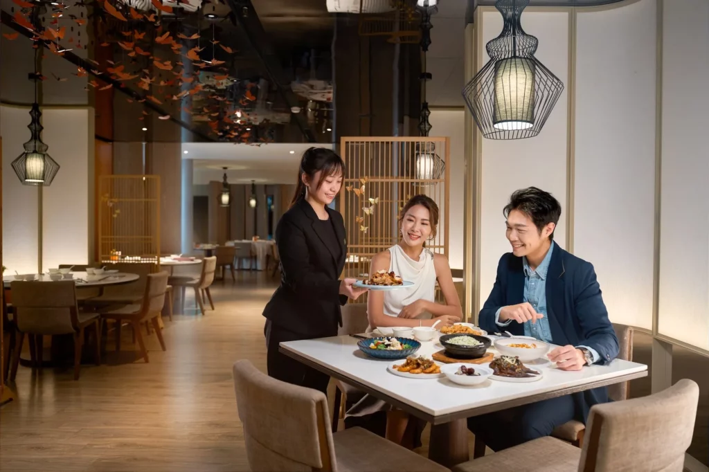 凱撒飯店連鎖同步推出會員專屬加碼禮遇，凡新加入會員即可獲得指定自助餐廳或蓮花餐廳平日買一送一優惠，以及指定中餐廳、蓮花餐廳消費滿千折300元等入會好禮。圖/凱撒飯店連鎖提供