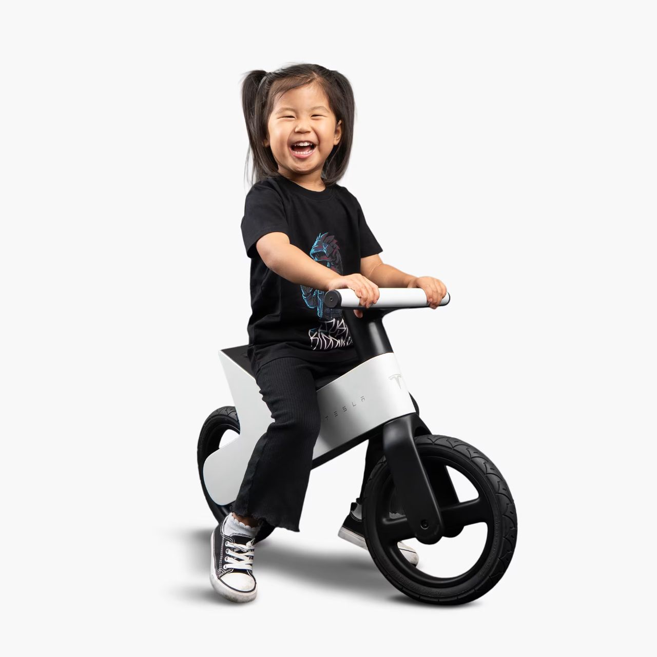 2歲也能當Tesla車主! 馬斯克推幼兒滑步車,一出生就開始培養品牌認同