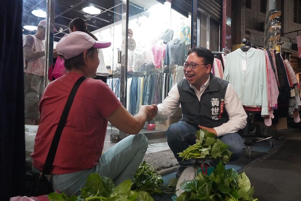 赴平鎮山仔頂市場掃街 黃世杰:龍科三期生活圈應提前佈局 244 赴平鎮山仔頂市場掃街 黃世杰:龍科三期生活圈應提前佈局 243