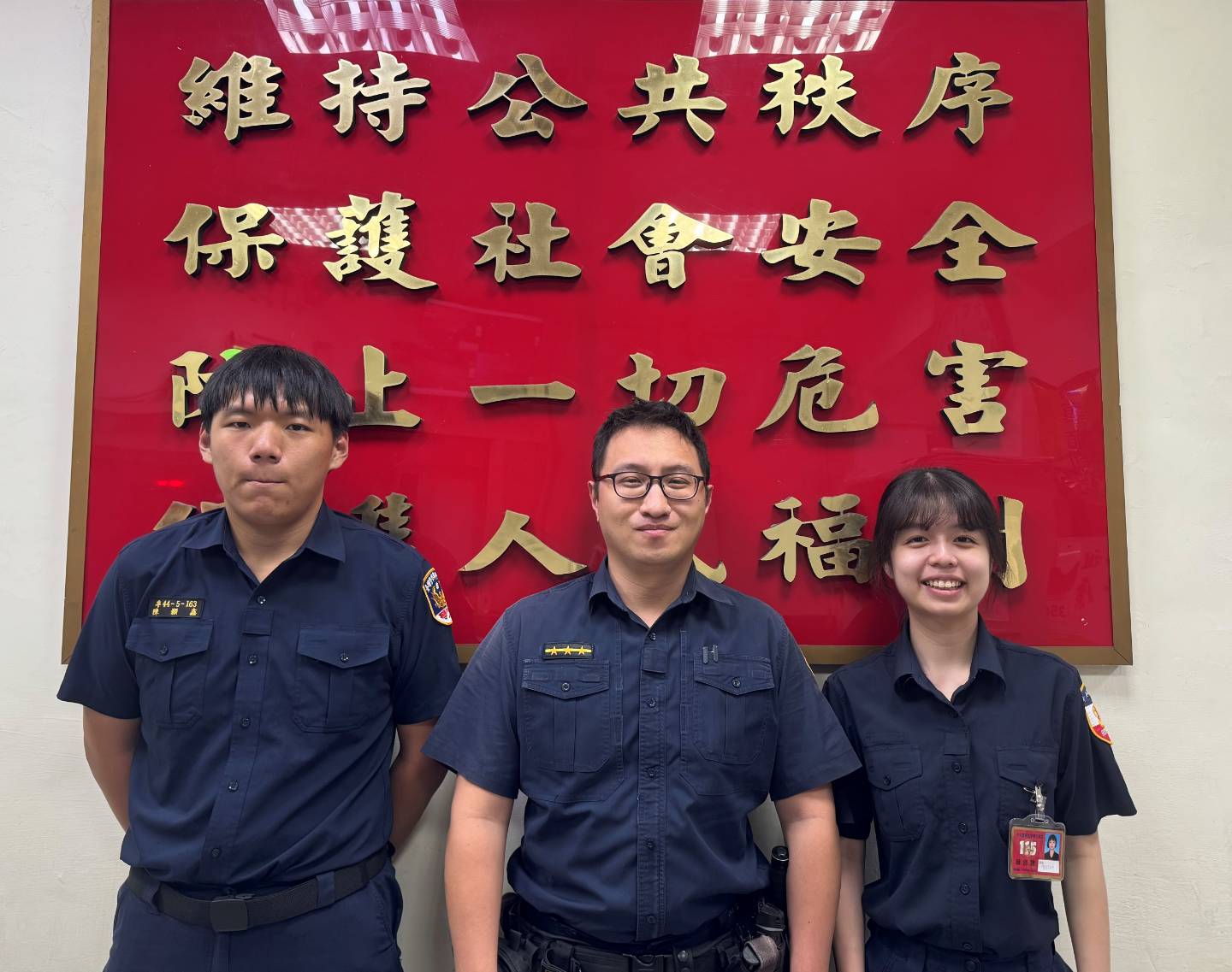 大同分局延平派出所警員賴冠穎(中)、實習生陳顥鑫(左)、胡歆悅(右)。(圖/記者 戴昱弘翻攝)