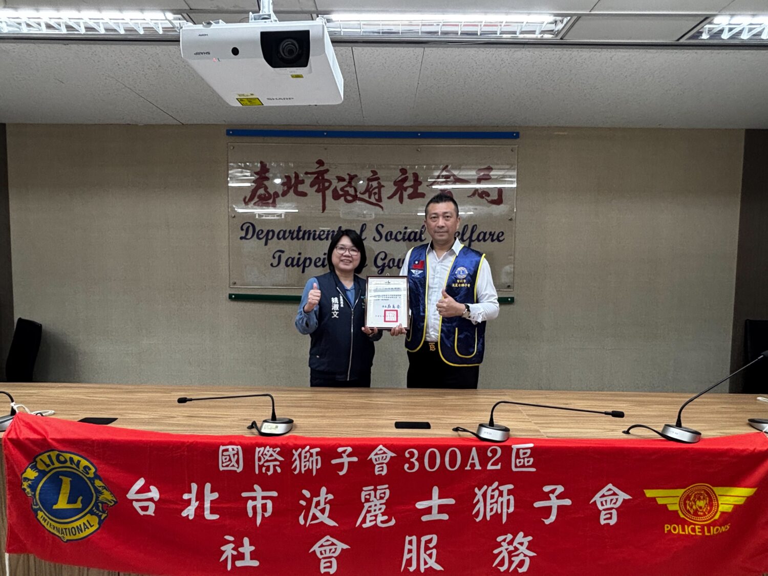 波麗士獅子會會長游益豐率領獅友共同捐贈衛生紙、洗衣精、醬油、白米、關廟麵、罐頭等近新台幣60多萬元民生物資予台北市政府社會局。(記者包克明 攝)