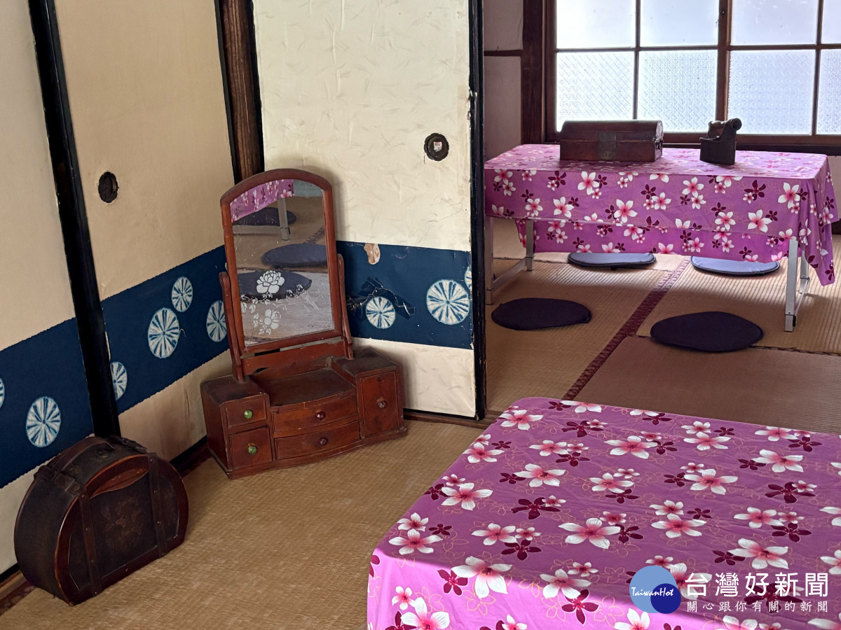 昭和屋展示古老梳妝台與淑女提包