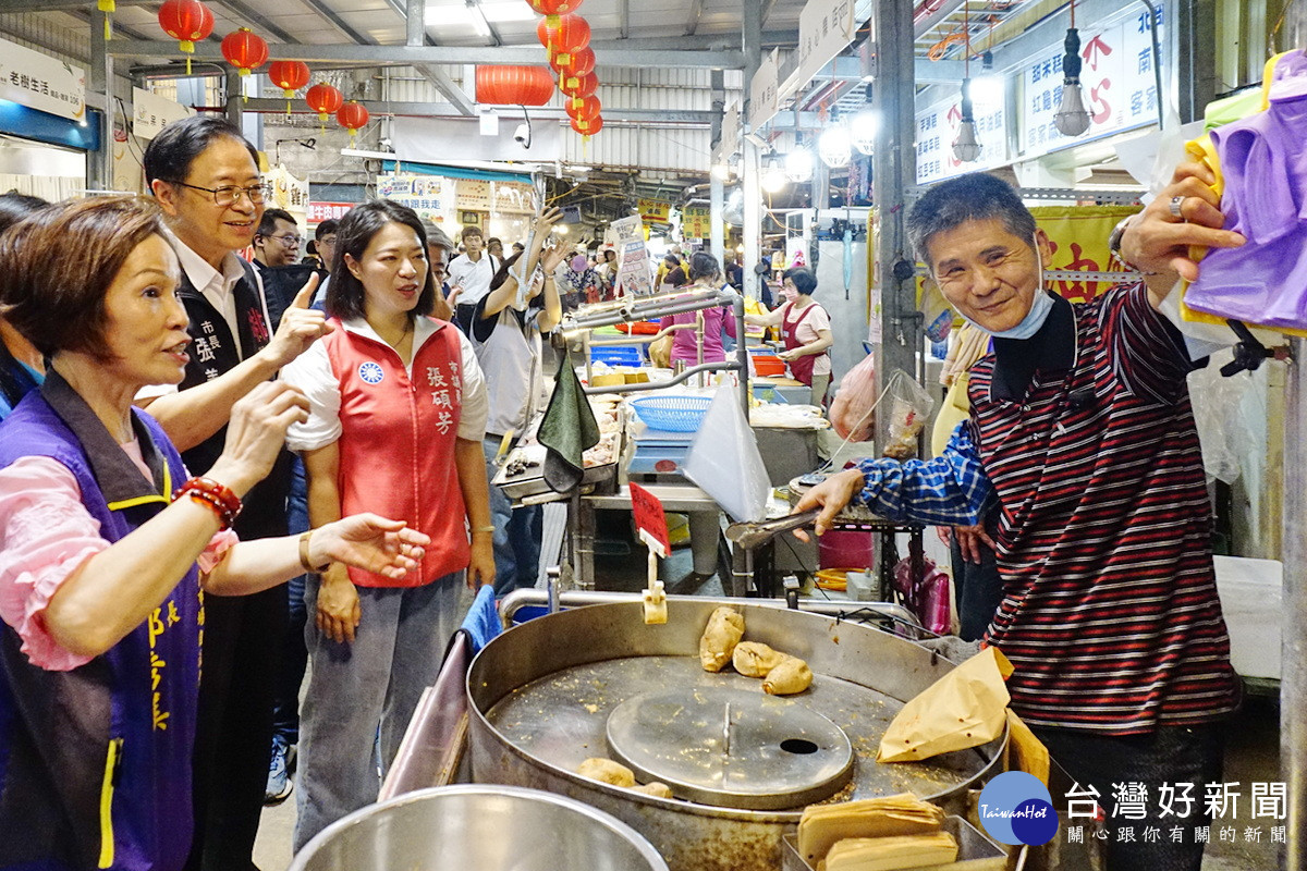 桃園市長張善政出席「桃園好市應援祭開幕日」活動與攤商們互動祝福生意興隆。