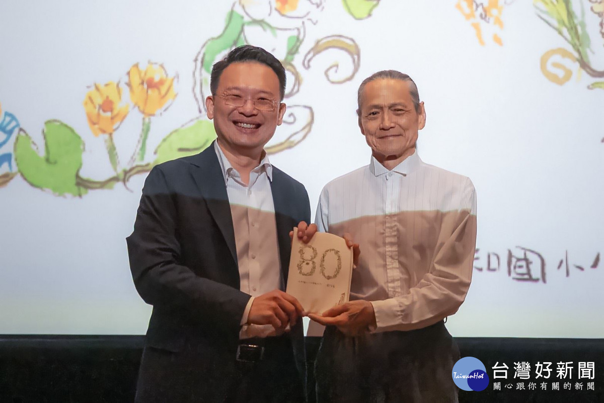 蘇俊賓製作紀念筆記本致贈楊立國導演、褚明仁董事長及知名作家鍾延威。<br /><br /> <br /><br />