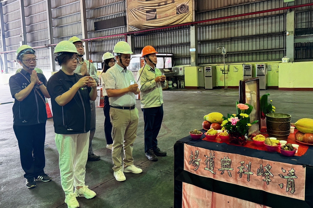 桃園市政府民政局攜手環保局,在中壢區欣榮焚化廠舉行淨爐法會,為中元紙錢集中焚燒作業做好準備。<br /><br />